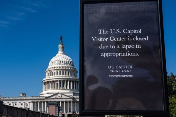 <p>Casa Blanca congela US$ 26 mil millones en fondos para estados gobernados por demócratas ante paralización del gobierno en EEUU</p>