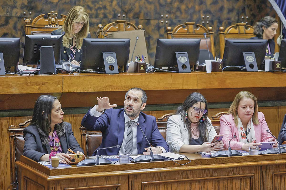 <p>Autoridades de Hacienda, Dipres y la Segpres expusieron el Presupuesto 2026 en doble jornada en Valparaíso. Foto: Aton</p>
