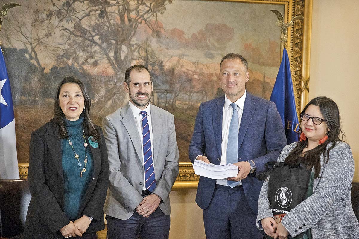 <p>El pasado 30 de septiembre, las autoridades de Hacienda, Dipres y Segpres ingresaron el Presupuesto a la Cámara de Diputados.</p>