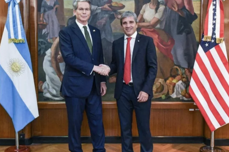 <p>Caputo viaja a EEUU: qué negocia y cómo puede derrumbar el riesgo país de Argentina</p>