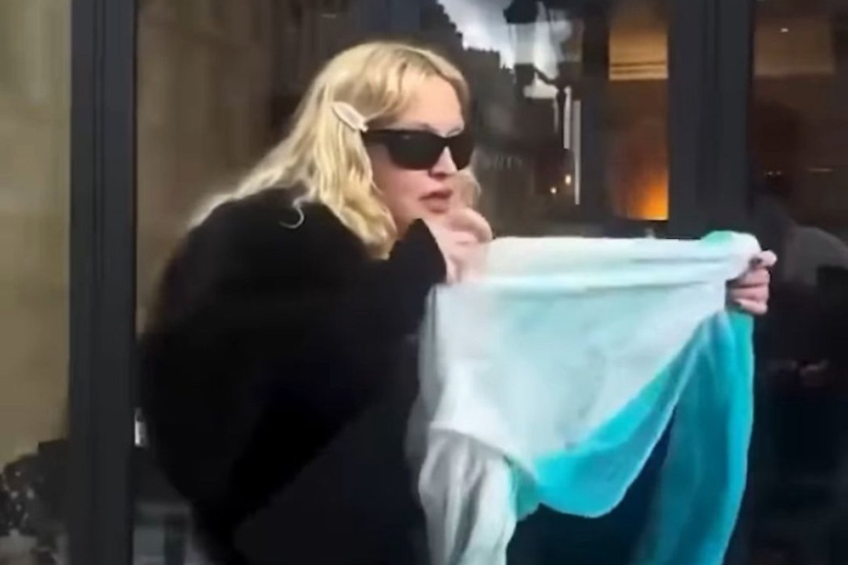 <p>El pañuelo del diseñador chileno Octavio Pizarro que lució Madonna en las calles de París</p>