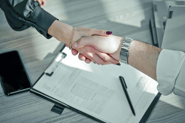 <p>Alianzas entre holdings empresariales y actores financieros: la fórmula que crece en Chile para adquirir activos</p>
