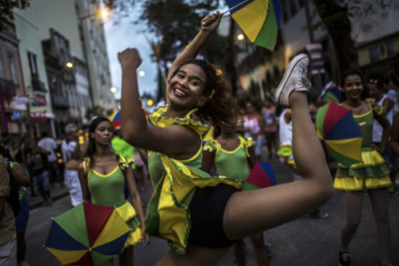 <p>Brasil en alerta: alcohol adulterado deja decenas de intoxicados y da duro golpe a industria de licores y turismo</p>