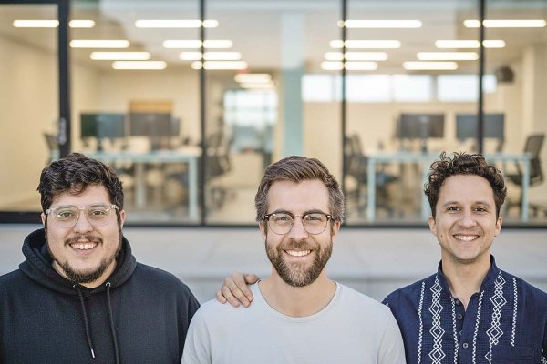 Felipe Torres, Cristian Oppliger y Joaquín Gana, fundadores de Skyward.