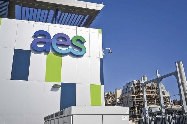<p>Por qué la compra de AES volvería a poner a BlackRock bajo la lupa de la FNE</p>