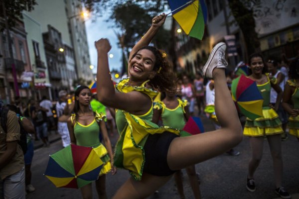 <p>Si piensas visitar Brasil, cuidado con lo que bebes: alcohol adulterado deja decenas de intoxicados y da duro golpe a industria de licores, bares y turismo</p>