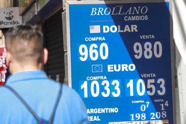 <p>Dólar opera con leve alza mientras traders analizan índice ISM de servicios en medio de sequía de datos oficiales en EEUU</p>