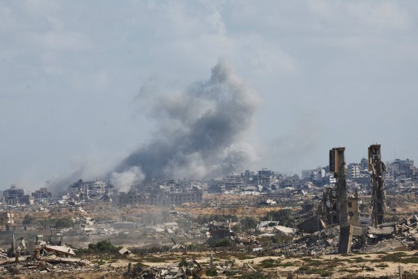 <p>Israel ataca Gaza mientras los palestinos depositan esperanzas en el plan de Trump</p>