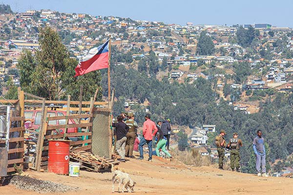 <p>Expertos del Panel UC entregan categórico respaldo a desalojo de terrenos en toma</p>