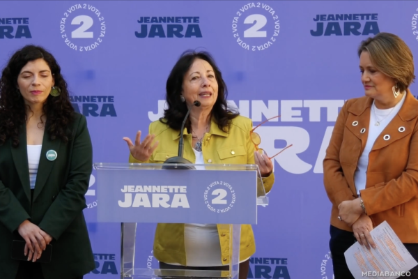 <p>Ahora en DF | Jara ingresa anexo del programa “Un Chile que cumple”: voceras del comando de campaña entregan detalles</p>