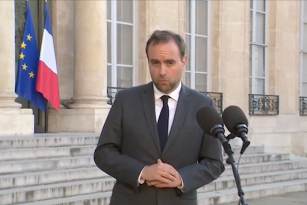 <p>Ahora en DF | Primer ministro de Francia dimite un día después de formar Gobierno</p>