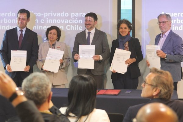 <p>Gobierno y sector minero suscriben acuerdo público-privado para acelerar la descarbonización al 2050</p>