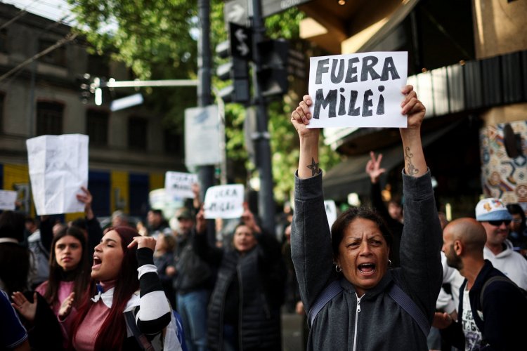 <p>Los argentinos pierden la paciencia con la economía de Milei</p>