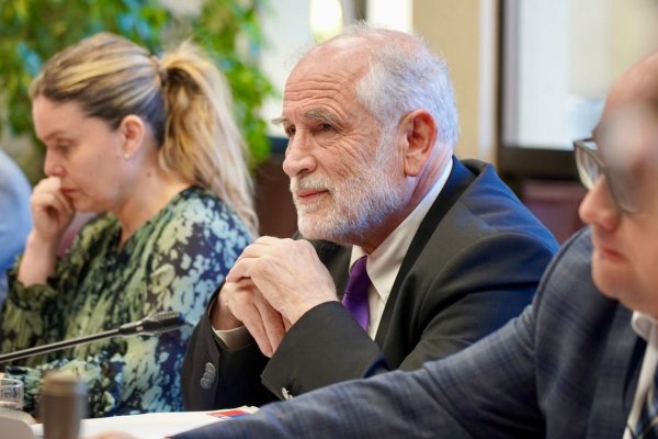 Ministro Montes informa que el Minvu ya comenzó a pagar deudas vencidas a actores del plan de viviendas sociales