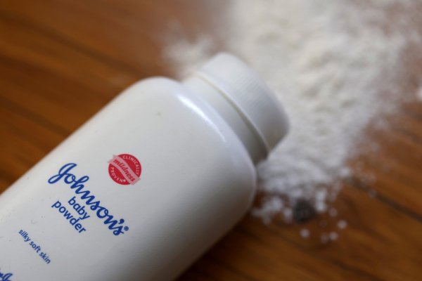 <p>J&J deberá pagar una cifra récord de US$ 966 millones en caso por cáncer relacionado con su talco para bebés</p>