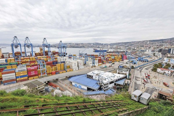 <p>Comandos de Matthei y Kast rechazan “tasa portuaria” propuesta por Jara: “Es un impuesto al comercio exterior” y “afecta el crecimiento”</p>