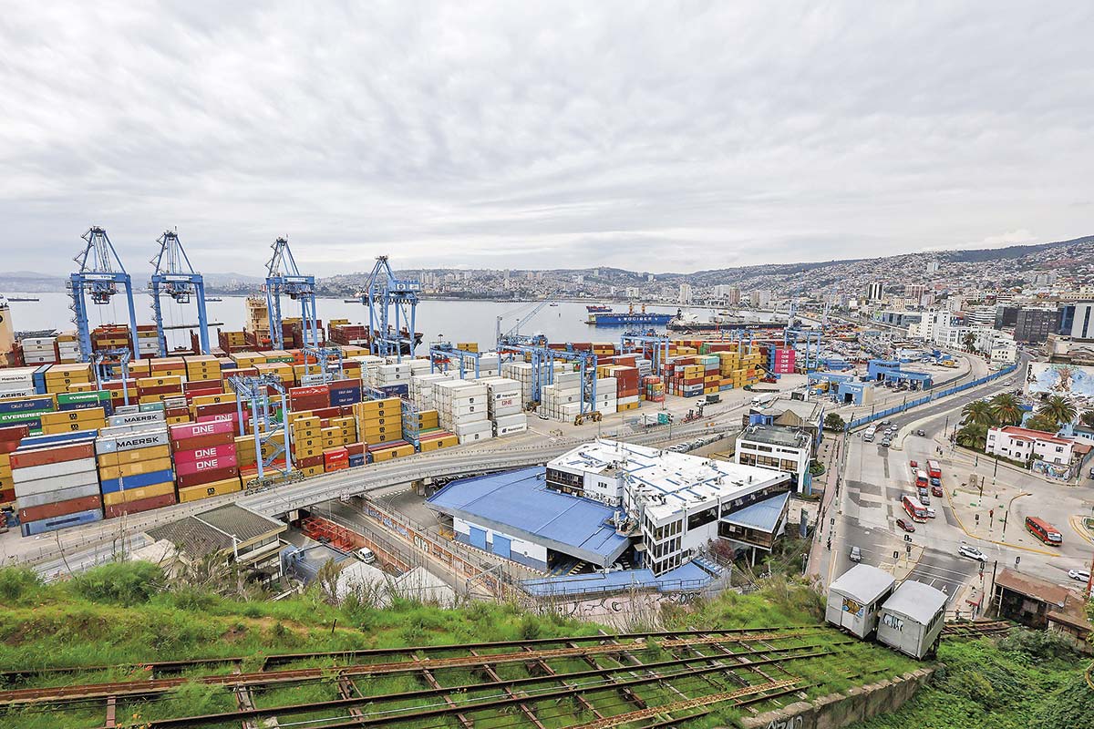 <p>Comandos de Matthei y Kast rechazan “tasa portuaria” propuesta por Jara: “Es un impuesto al comercio exterior” y “afecta el crecimiento”</p>