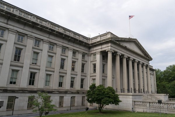 <p>Minutas de la Fed anticipan nuevos ajustes en las tasas de interés pese a temor por inflación</p>