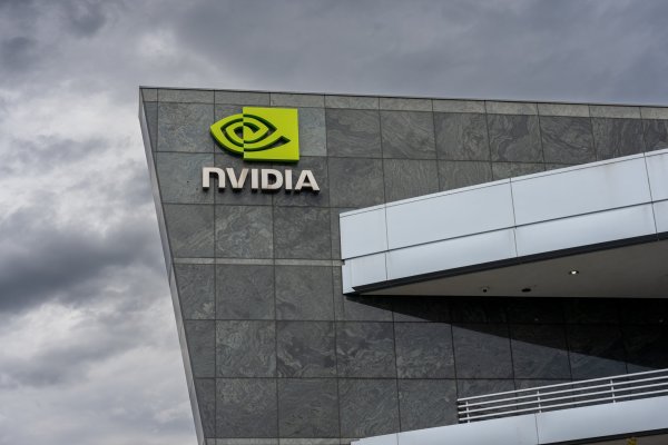 <p>EEUU aprueba algunas ventas de Nvidia a Emiratos Árabes Unidos en un paso diplomático sobre IA bajo Trump</p>