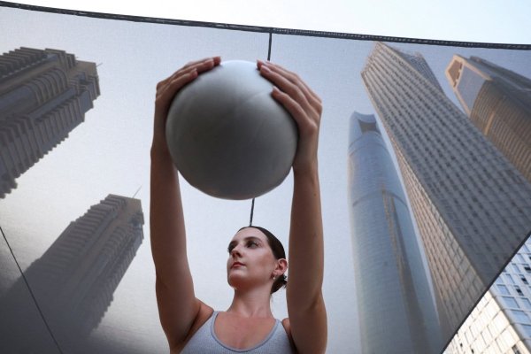 <p> Una mujer participa en una clase de pilates en un yate, en Dubai. (Foto: Reuters)</p>