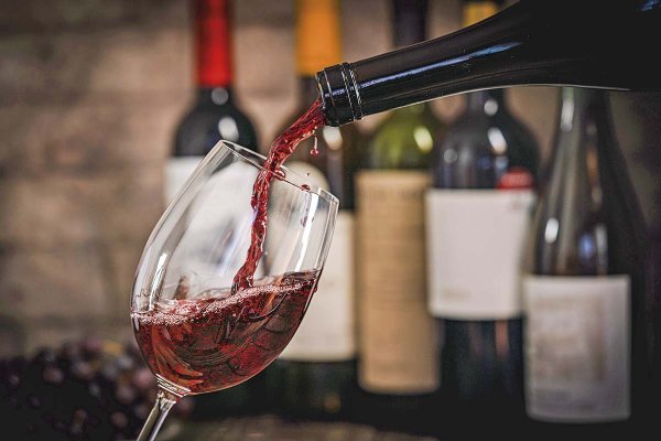 <p>Viñas anticipan que crisis del vino chileno se prolongará por unos años y buscan reinventarse con nuevas estrategias y mercados</p>