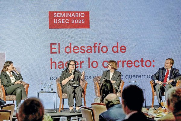 <p>La contralora participó junto a Rosa Devés, rectora de la U. de Chile, y Richard von Appen, presidente de Ultramar, en encuentro de la USEC.</p>