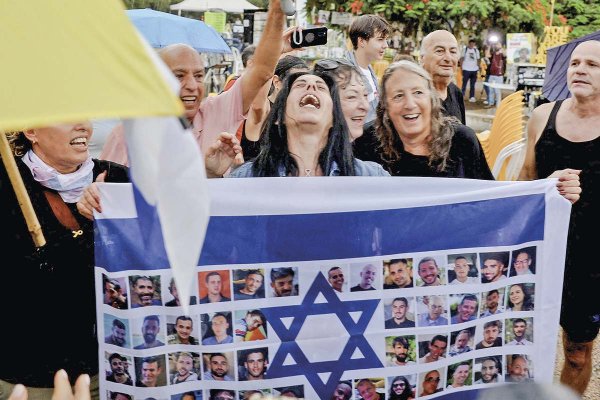 <p>En Gaza festejaron el fin de los ataques que han dejado más de 67.000 muertos y en Tel Aviv celebraron el pronto retorno de 20 rehenes que se mantienen con vida. Fotos: Reuters</p>