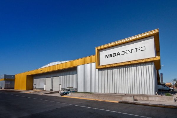 <p>Megacentro completa tercera colocación de bono en 14 meses con su menor spread histórico en el mercado local</p>