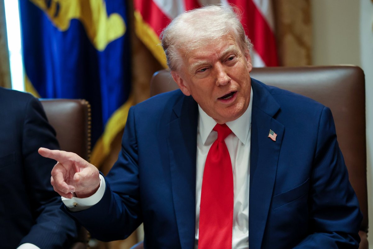 <p>Trump pasa rápidamente a cumplir sus amenazas y anuncia aranceles adicionales de 100% a China y controles a exportaciones tecnológicas</p>