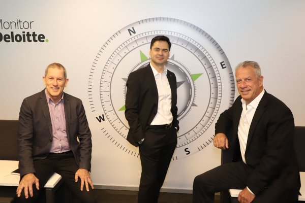 <p>Marcelo Larraguibel, socio de Monitor Deloitte, Christian Durán, CEO de Deloitte Chile, y Gonzalo Larraguibel, socio de Monitor Deloitte.</p>