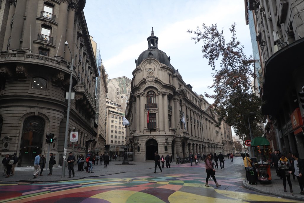 Bolsa chilena abre levemente al alza en línea con futuros de Wall Street, que miran hacia la temporada de resultados