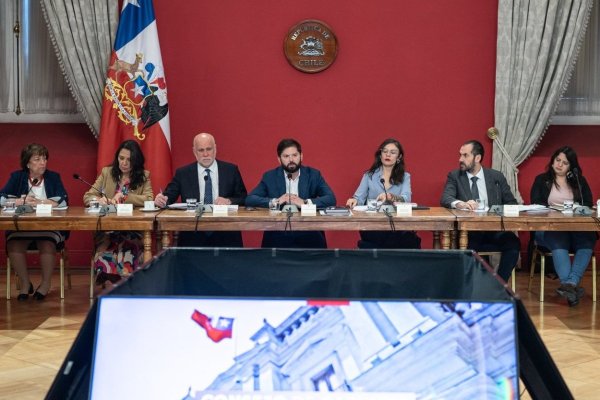 <p>Boric viaja a Italia para reunirse con el Papa y aborda con ministros debate por Presupuesto y sala cuna</p>