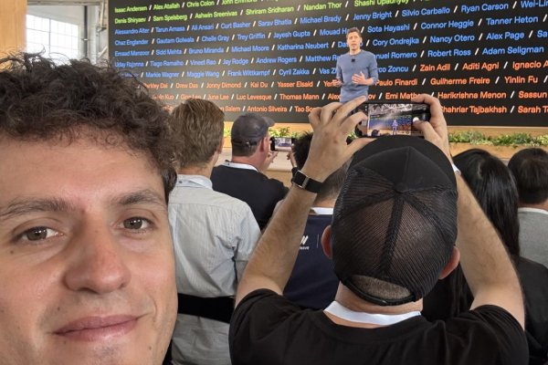 <p>800 millones de usuarios y un chileno de testigo: así fue el DevDay 2025 de OpenAI</p>