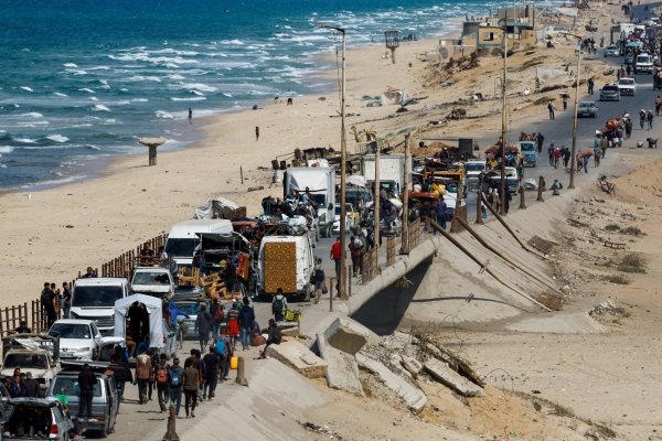 <p>Palestinos, quienes fueron desplazados a la parte sur de Gaza por orden de Israel durante la guerra, se hacen camino de regreso a la zona norte en medio del alto al fuego.</p>