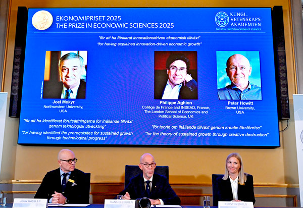 <p>Los representantes de la Real Academia Suecia de Ciencias: John Hassler, Hans Ellegren y Kerstin Enflo. Foto: Reuters</p>