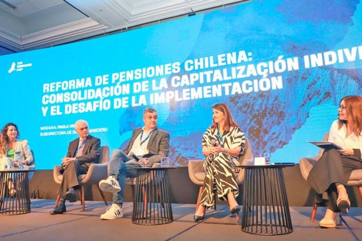 <p>La subdirectora de DF, Paula Vargas (a la derecha en la foto), moderó el primer panel de la jornada, el que analizó la reforma con representantes de AFP, trabajadores, empleadores y el Estado. Foto: Julio Castro</p>