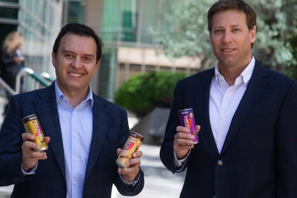 <p>El CEO de Nestlé Chile, Rodrigo Camacho, junto al gerente general de Embotelladora y Transportes CCU, Eduardo Ffrench-Davis.</p>