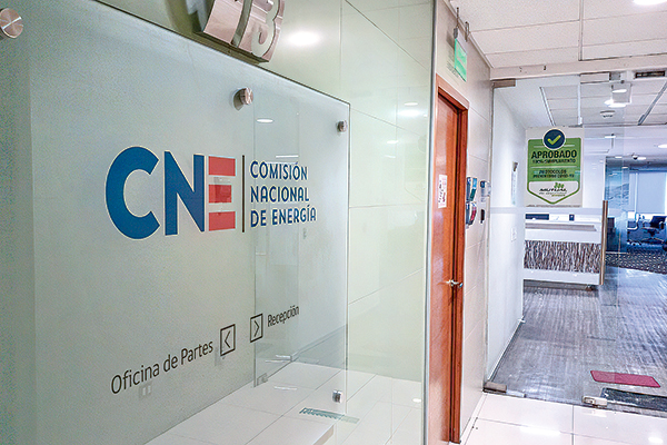 <p>Cuentas de la luz: CNE asegura que en informe preliminar "se dispuso la devolución de los montos cobrados en exceso"</p>