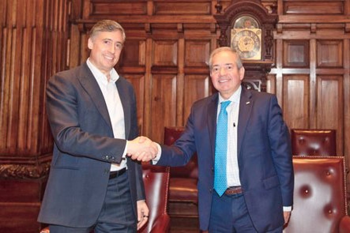 <p>El presidente de Microsoft Latinoamérica, Tito Arciniega, junto al gerente general del Banco de Chile, Eduardo Ebensperger.</p>