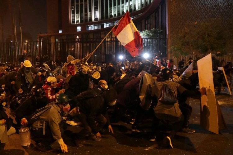 <p>Masiva protesta contra el Gobierno de Perú deja un fallecido, más de 100 heridos y decenas de detenidos</p>