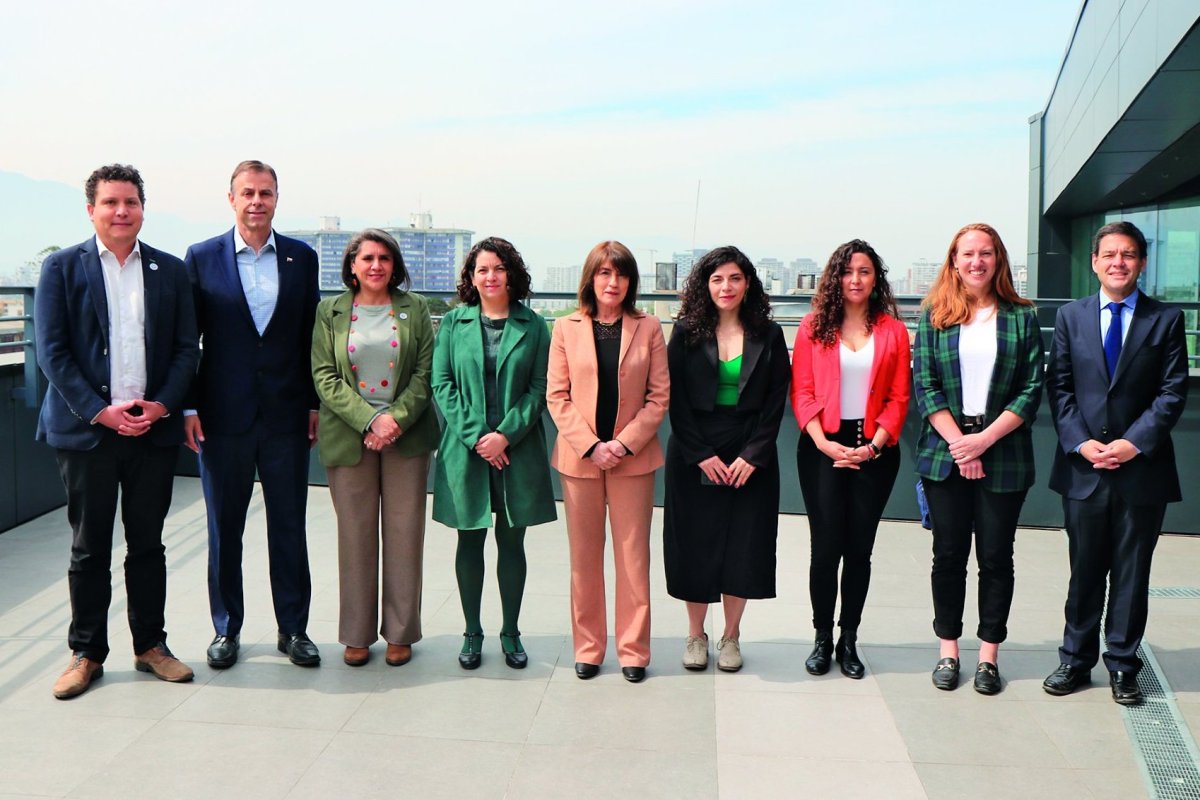 <p>La ministra de Desarrollo Social, Javiera Toro, encabezó el encuentro en el que participaron representantes de las candidaturas que destacan en las encuestas. </p>