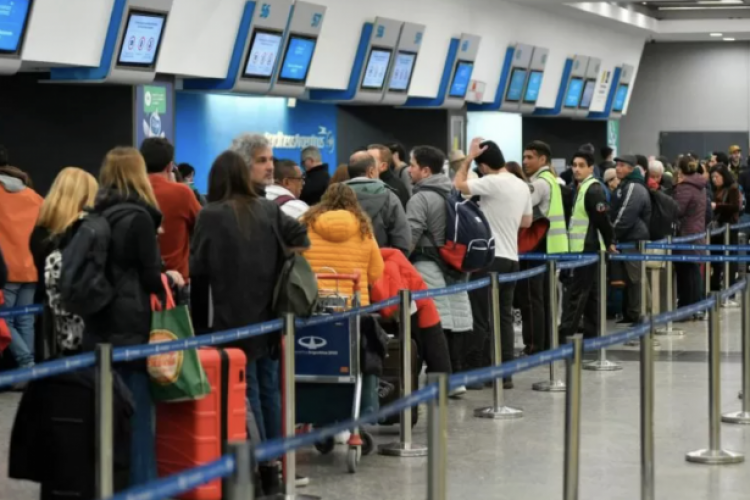 <p>Pilotos y trabajadores del Estado confirman paro aéreo previo a elecciones legislativas en Argentina</p>