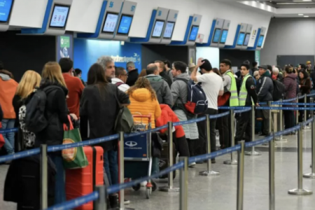 Pilotos y trabajadores del Estado confirman paro aéreo previo a elecciones legislativas en Argentina