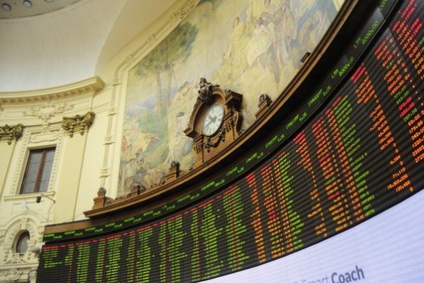 <p>Las tres acciones chilenas “en oferta” de cara al próximo año</p>