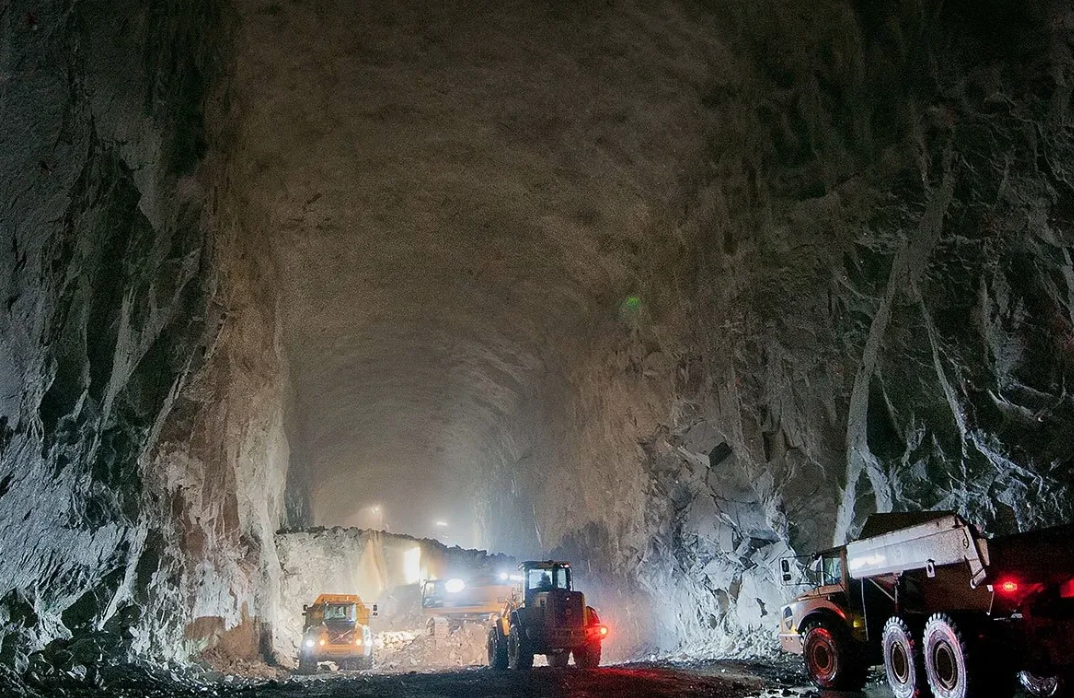 <p>Una maratón a más de mil metros bajo tierra y un posible récord Guinness: el desafío del CEO de Teck junto a la chilena Andrea Cornejo</p>