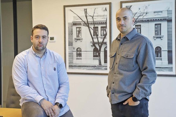 De izq. a der.: el jefe comercial, Vicente Walker, y el gerente general, José Tomás Santolaya.