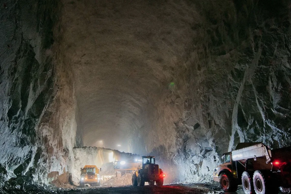 <p>Una maratón a más de mil metros bajo tierra y un posible récord Guinness: el desafío del CEO de Teck junto a la chilena Andrea Cornejo</p>