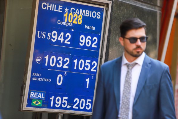 <p>Dólar opera al alza con operadores atentos a bancos regionales de EEUU y comentarios de Trump sobre China</p>
