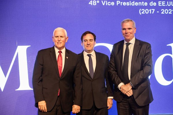 <p>El consejo del ex VP de Estados Unidos Mike Pence al próximo mandatario chileno: “pick up your phone”</p>