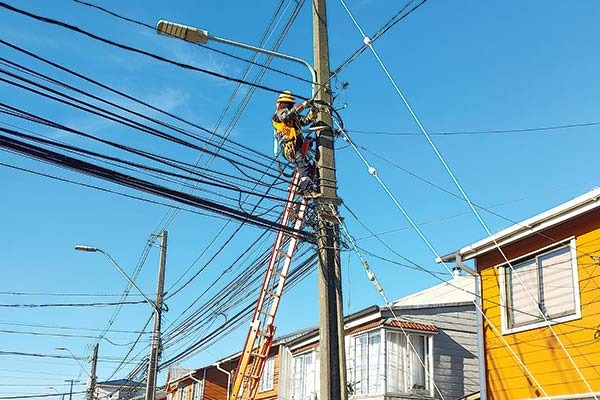 <p>Masivo corte de electricidad en la Región Metropolitana deja a casi 380 mil clientes sin suministro</p>